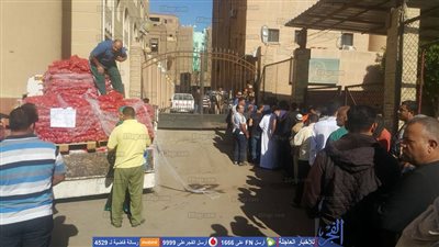 اقبال كبير من قبل المواطنين لشراء البطاطس بسعر 5.5 للكيلو أمام مركز شرطة كفر الزيات (صور)