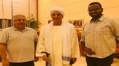 محمود حميدة يصل مطار القاهرة مرتديا الجلباب السوداني والعمامة (صور)