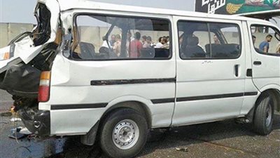 مصرع وإصابة 6 في انقلاب سيارة بطريق 