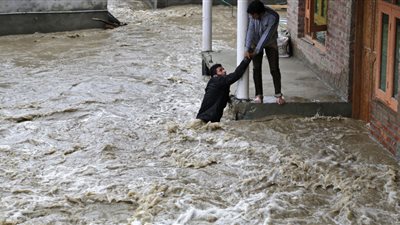 السيول والفيضانات تجتاح 13 محافظة إيرانية