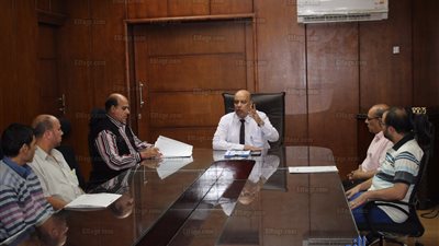 وكيل تعليم الغربية يجتمع بإدارة خدمة المواطنين لتطوير العمل بها (صور)