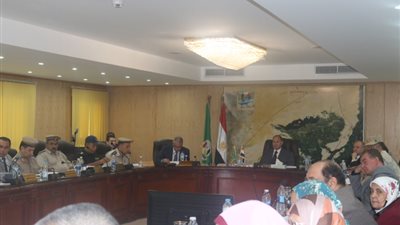 محافظ الفيوم يوجه بتطهير الترع والمصارف ورفع المخلفات والقمامة
