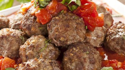 طريقة تحضير كرات اللحم مع شوربة الطماطم