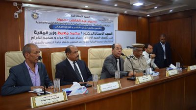 محافظ المنيا يشهد لقاء المجلس القومي بآسر الشهداء والمصابين