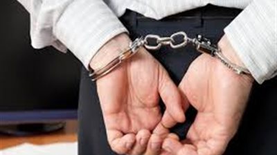 القبض على صاحب مكتب عمالة لسرقته معرض سيارات بالزيتون