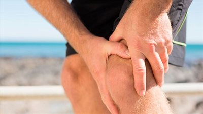 أسباب صوت الطقطقة والألم في الركبة.. وعليك زيارة الطبيب في هذه الحالة