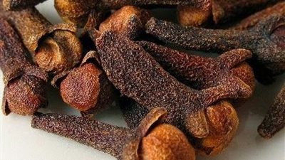 تعرفي على طرق استخدام القرنفل للعناية بالشعر