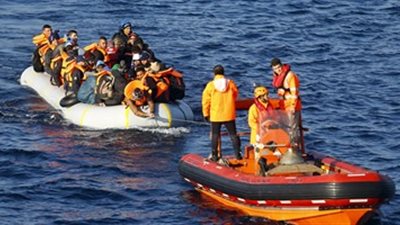 خفر السواحل اليونانى يفكك عصابة لتهريب المهاجرين