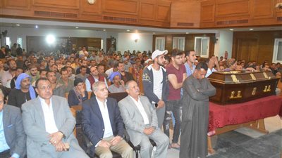 محافظ المنيا يشهد صلاة الجنازة على أحد شهداء دير الأنبا صموئيل (فيديو وصور)