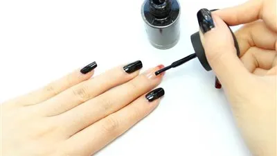 حيلة جديدة لإزالة طلاء الأظافر بسهولة (فيديو)