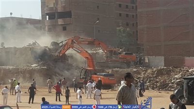 بدء إزالة العشش المقامة على ترعة الطوارئ لردم الرشاح (صور)