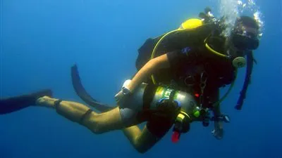 مصرع غواص إندونيسي أثناء البحث عن ضحايا الطائرة المنكوبة