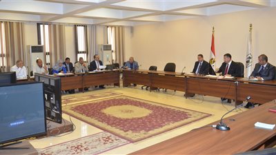 محافظ بني سويف يبحث آليات تذليل معوقات 28 مشروعًا متعثرًا في الصحة والتعليم  