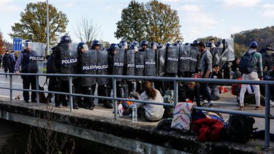 عشرات الآلاف من المهاجرين المسلحين مستعدين لاختراق حدود الاتحاد الأوروبي