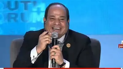 بعد تأخره في الحمام.. شاب يناشد الرئيس السماح بعودة صديقه للقاعة.. شاهد رد فعل السيسي 