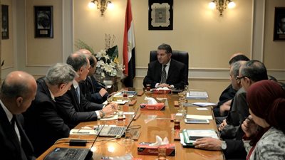  وزير قطاع الأعمال يناقش الخطوات التنفيذية لتطوير شركات الغزل والنسيج
