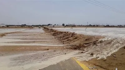 صدى- السعودية | احتجاز شخص داخل المركبة أثناء العبور في مجرى سيل في القنفذة