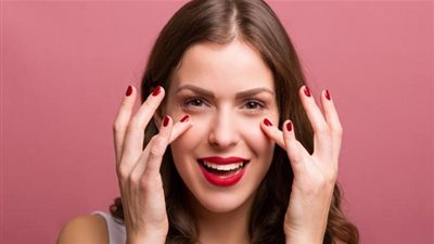 لتبدين أصغر سنا.. وصفات منزلية لعلاج الجيوب أسفل العينين!