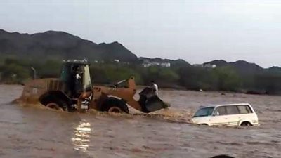 صدى - السعودية | سيول البلدية تنقذ مواطنًا جرفه السيل من الغرق (فيديو)