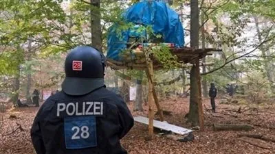 الشرطة الألمانية تُزيل مخيم محتجين قرب مطار فرانكفورت