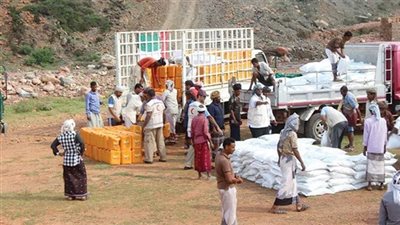 الهلال الإماراتي يُقدم أثاث مدرسي ومساعدات إغاثية بمديريتي 