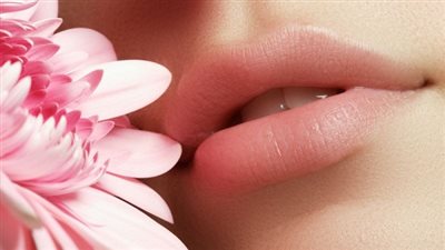 وصفات طبيعية للحصول على شفاه وردية.. جربيها