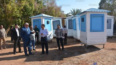 محافظ الوادي الجديد يتفقد نموذج دورات المياه العمومية الجاهزة قبل تركيبها (صور)