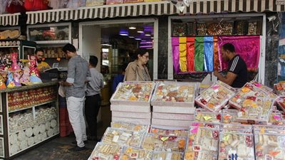 إقبال ضعيف على شراء حلاوة المولد رغم استقرار الأسعار (صور) 
