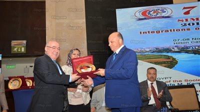 تكريم محافظ القاهرة وقيادات سابقة في مؤتمر طبي بجامعة أسيوط (صور)