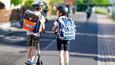 هكذا تتعاملين مع أصدقاء طفلك الغير مهذبين 