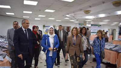 اقبال الطلاب على معرض ملابس جامعة بنها (صور)