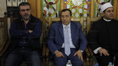 عصام شرف وعمرو الليثي يشاركان بعزاء الإعلامي حمدي قنديل (صور)