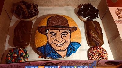 بعد إلقاء عدة محاضرات بالمدينة.. وضع صورة زاهي حواس على الحلوى في بورتلاند الأمريكية