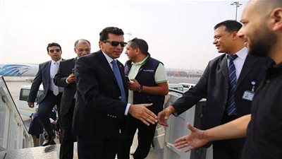 وزير الرياضة يصل تونس لمؤازرة الأهلي أمام الترجي