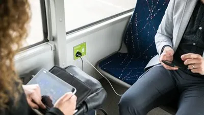 خبراء يحذرون من استخدام منافذ الـ USB لشحن هواتفهم في الأماكن العامة