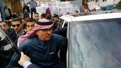 شباب غزة يشبهون قطر بإسرائيل ويرشقون سيارة العمادى بالحجارة