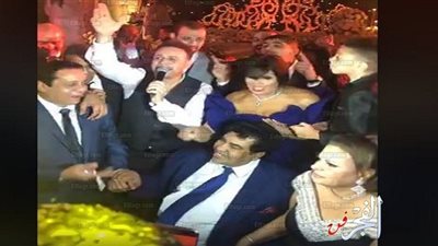 فيفي عبده تحتضن 