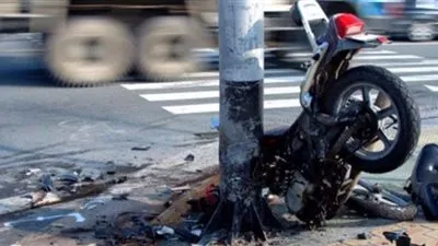 مصرع شابين في اصطدام موتوسيكل بعمود إنارة على طريق القاهرة-الفيوم