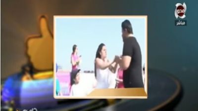 شاهد.. رجل يهين زوجته في احتفال للمرأة