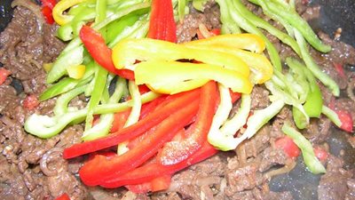 استشاري تغذية يحذر: مادة مصنعة من أكباد الفئران توضع على 