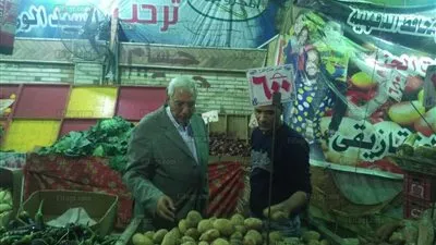 محافظ الدقهلية يتفق شوارع المنصورة سيرًا على الأقدام (صور)