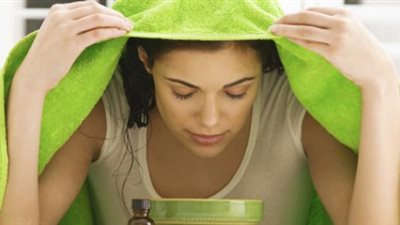 طريقة تنظيف البشرة بالبخار في المنزل (فيديو)