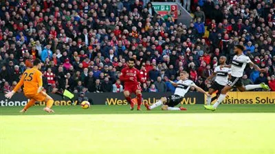 محمد صلاح يسجل ويقود ليفربول لصدارة الدوري الإنجليزي مؤقتا