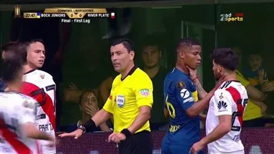 خناقة بين لاعبي بوكا جونيورز وريفر بليت (فيديو)