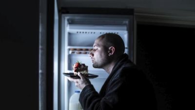 تناول الطعام في وقت متأخر يؤدي إلى الإصابة بأمراض القلب والأوعية الدموية والسكري