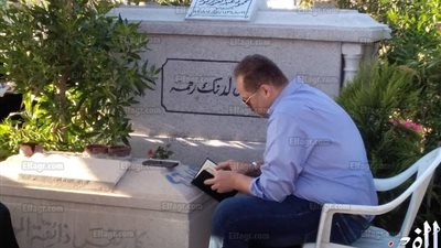 محمد محمود عبد العزيز يزور قبر والده في الذكرى الثانية لوفاته (صور)