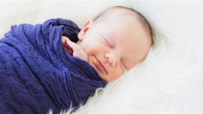 تعرفي على سر ابتسامة طفلك الرضيع خلال النوم