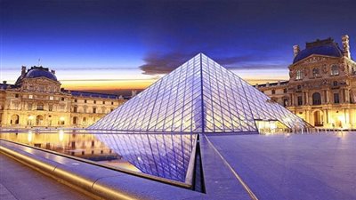 بسبب فستانها.. حسناء مُنعت من دخول 