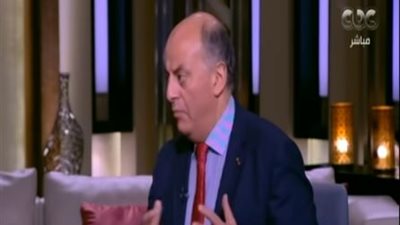 أستاذ الجهاز الهضمي: تناول المياه وسط الطعام لا يسبب 