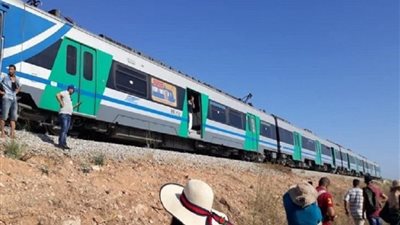 لحظة مخيفة.. قطار بالهند يتحرك وعامل الصيانه تحته! (فيديو)